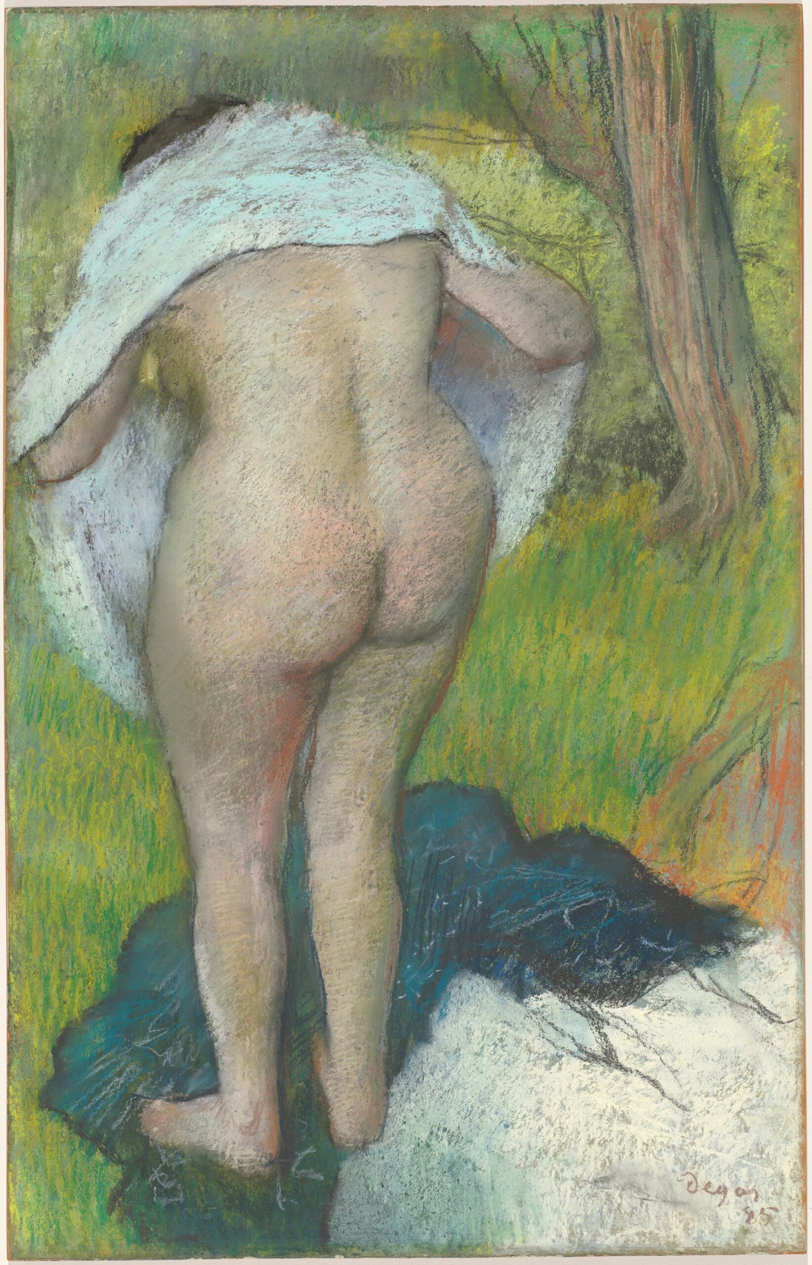 Femme nue de dos se séchant à l'aide d'une serviette sur les épaules