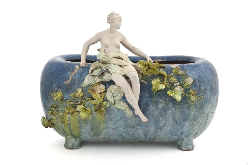 jardinière au décor floral et avec une figure féminine