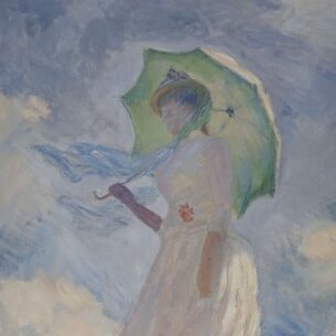 Femme tournée vers la gauche, vêtue d'une robe blanche, se protégeant du soleil avec une ombrelle, dans un champ