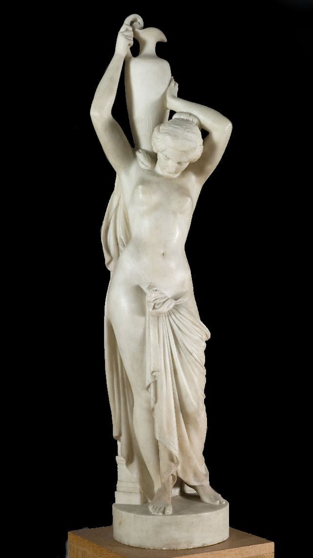 Sculpture en ronde-bosse en marbre d'une jeune fille portant un vase.